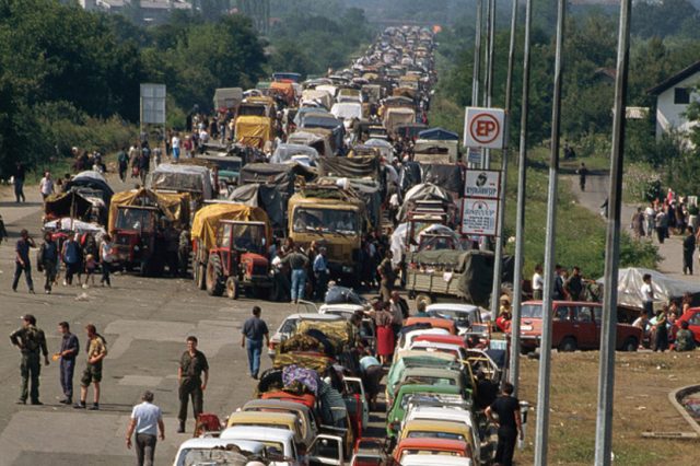 Oluja-izbeglice-kolona-rat01.jpg